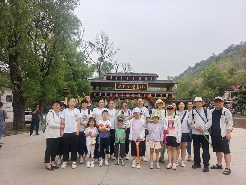 赤壁悬流激荡夏日豪情，同心同行共绘团队华章